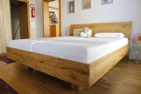 massivholzbett-eiche-zirbe03C85978A7-93FE-7A22-F7F8-C627BE0B93D0.jpg